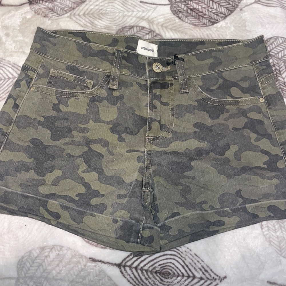 Low rise camo shorts size S